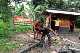 TNI bangun jamban dan sumur warga di Keerom