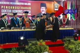 Terima Gelar Doktor HC dari UMM, Pakde Karwo Menangis