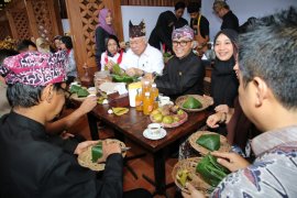 Mendag Nikmati Nasi Bungkus di Pasar Sritanjung Banyuwangi