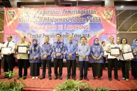 Bachtiar Basri Serahkan Anugerah Keterbukaan Informasi Badan Publik