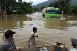 Transportasi darat Tapaktuan-Subulussalam lumpuh