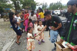 HMI bagi bingkisan usai misa Natal di Jayawijaya