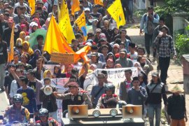 Demo Tolak Tambang Emas Silo Nyaris Ricuh (Video)