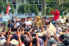 Ribuan Warga Silo Turun Jalan Tolak Tambang Emas