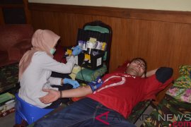 Takut jarum suntik, Surya Saputra tetap donor darah