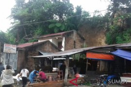 Satu tewas tertimbun longsor di Parapat