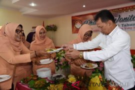 Meriahkan HUT, Dharma Wanita Tapsel lomba rangkai bunga