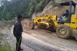 TPL kerahkan "Grader" evakuasi material longsor di Parmonangan