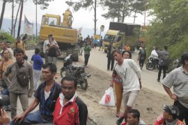 Akses jalan Siantar-Parapat belum bisa dilalui