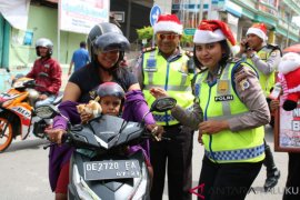 Polantas di Maluku Tenggara Barat berkostum sinterklas