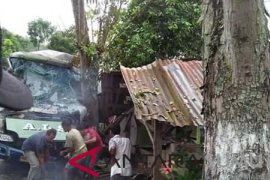 Bus ALS tabrak pohon, satu orang tewas