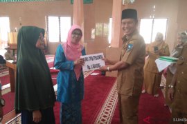 Pemkot Sawahlunto serahkan bantuan jasa kepada ratusan guru MDA