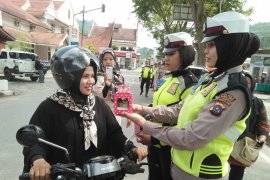 Polres Sawahlunto bagi-bagi cup cake peringati hari Ibu dalam operasi simpatik