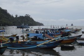 Nelayan Sendangbiru Enggan Melaut Karena Ombak Tinggi