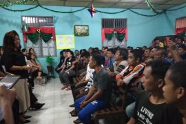 Dekranasda Taput berbagi kasih Natal di Rutan Tarutung