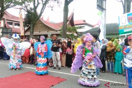 Ini baru unik, pelajar Bukittinggi sampaikan pesan cinta lingkungan lewat parade busana dari barang bekas