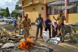 Dinas Dukcapil Batanghari musnahkan belasan ribu e-KTP rusak
