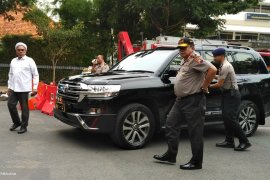 Staf Kepresidenan Ngabalin Tinjau Jalan Ambles Surabaya (Video)