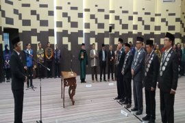Sutarto inaugurates four new ULM deputy rectors