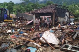 Polda Lampung libatkan anjing pelacak cari korban tsunami