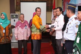 Bupati serahkan penghargaan satker terbaik kelola keuangan