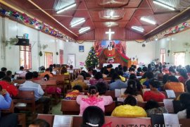 Korban tsunami Banten dan Lampung didoakan dalam ibadah Natal