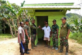 Koramil Waropko buat jamban warga Kampung Upkim