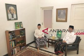 Presiden Jokowi diskusi dengan Gus Sholah di ruang bersejarah