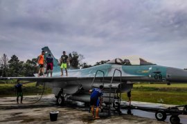 Skadron Udara 16 Tutup Tahun Dengan Mencuci Jet Tempur