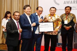 Gubernur Lampung Ridho Ficardo Menerima Gubernur Enterpreneur Award 2018