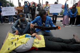 Aksi Tuntut Penutupan Rumah Karaoke