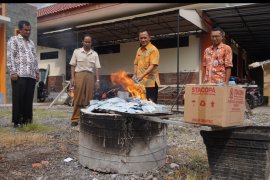 Dispendukcapil Trenggalek Musnahkan Ribuan "Sampah" KTP Elektronik