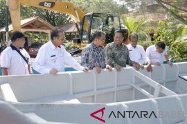 Pemkab Bangka Barat serahkan bantuan kepada kelompok nelayan