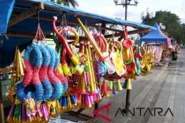 Penjual Terompet Bergeser Ke Pinggiran Kota Pekanbaru