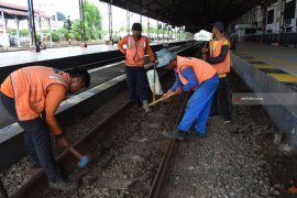 Penggantian Penambat Rel Kereta Api Keropos