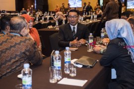 Gubernur Jabar serahkan "kadeudeuh" untuk atlet Asian Games 2018