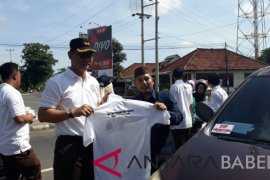 Kejari Bangka Selatan berikan stiker dan baju kepada masyarakat