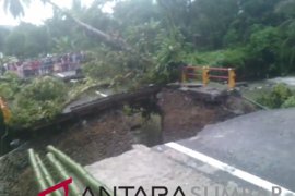 Perbaikan jembatan amblas di Kayu Tanam diperkirakan tuntas lima hari