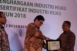 Pabrik Aqua Solok raih penghargaan Industri Hijau 2018