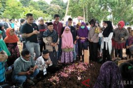 Naisya dimakamkan di samping makam orangtuanya Aa Jimmy