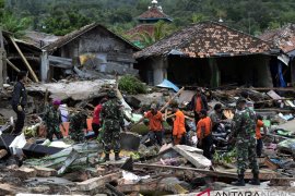 Korban meninggal akibat tsunami Selat Sunda di Lampung capai 75 orang