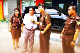 Kejaksaan Numfor bagi stiker pada hari antikorupsi sedunia