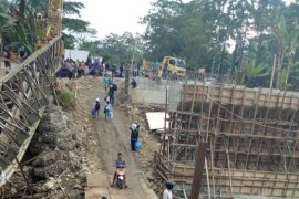 Pemasangan jembatan bailey pengganti jembatan ambruk rampung