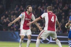 Blind minta semua pemain Ajax menandatangani bola trigolnya