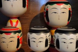 Melukis boneka Kokeshi khas Jepang