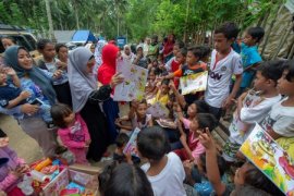 Bantuan perlengkapan sekolah anak pengungsi Page 1 Small