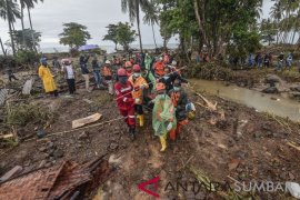 EVAKUASI JENAZAH KORBAN TSUNAMI SELAT SUNDA Page 1 Small
