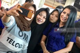 Hebohkan Royal Plaza, Artis Caleg NasDem Bagi-Bagi Mawar