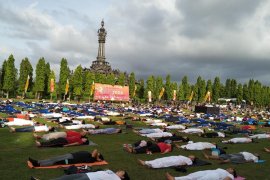 Ribuan warga Bali berbaur dalam Gita Yoga
