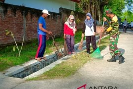 Kodim Jembrana tanamkan toleransi dengan kegiatan bersihkan pura